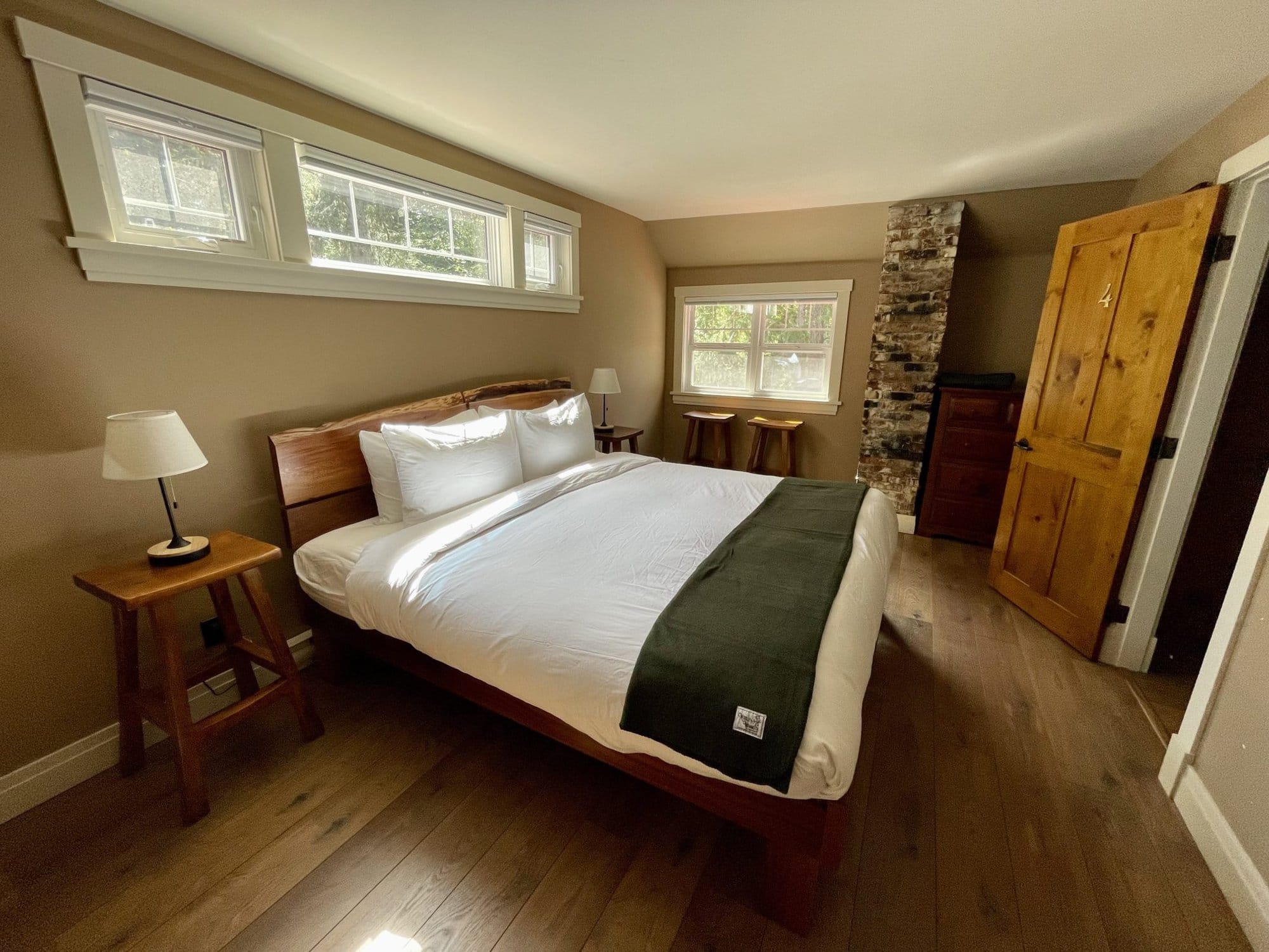 guest-room-outer-shores-lodge